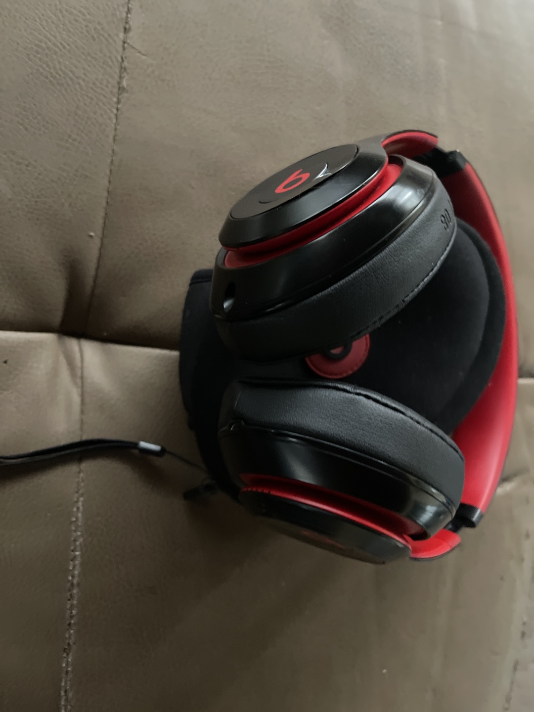 Beats by Dre Studio3 Wireless (Defiant Black-Red) - photo 3
