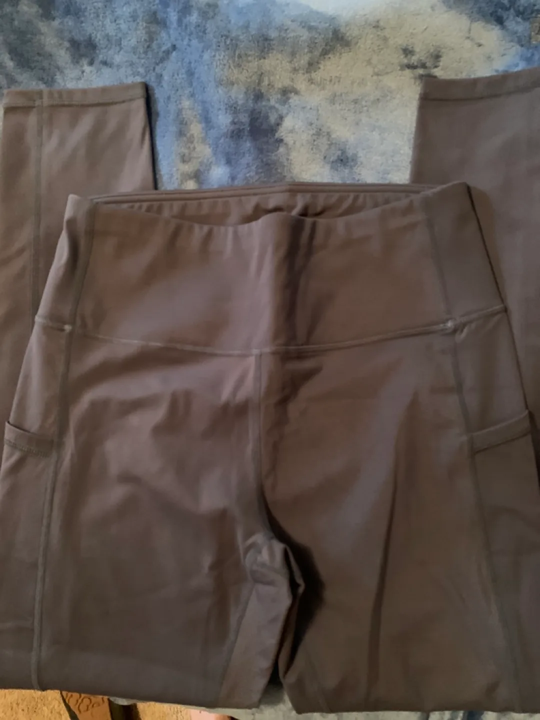 Women's High-Waisted Leggings with Pockets - Size Large image indicator(2)