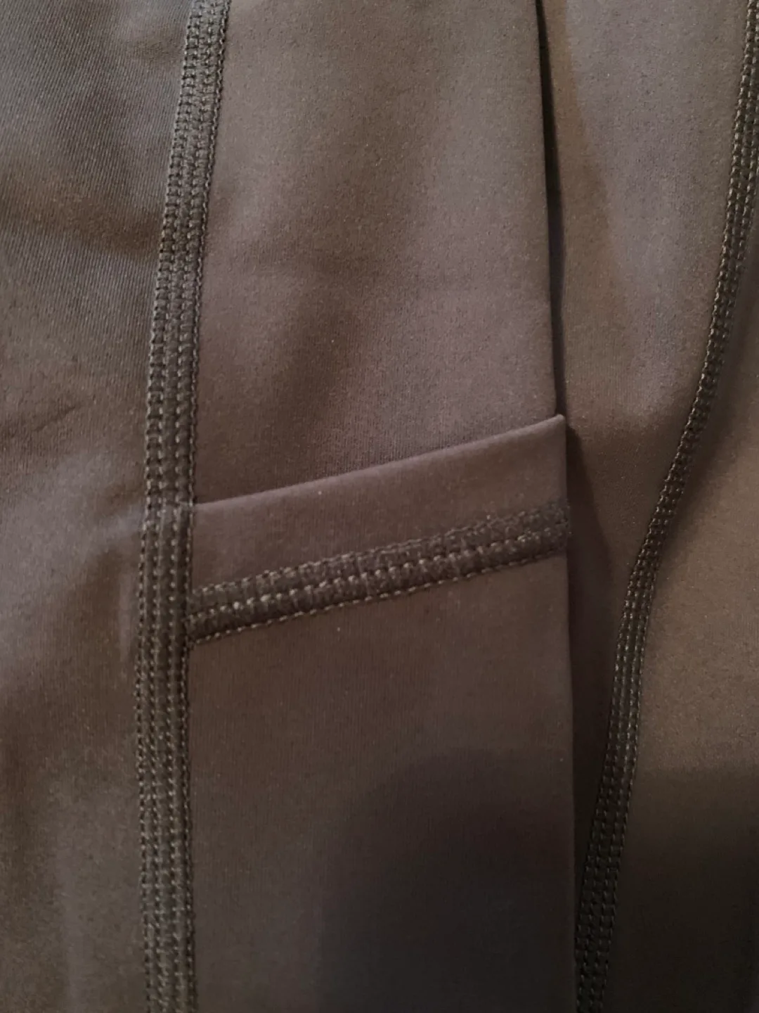 Women's High-Waisted Leggings with Pockets - Size Large image indicator(3)