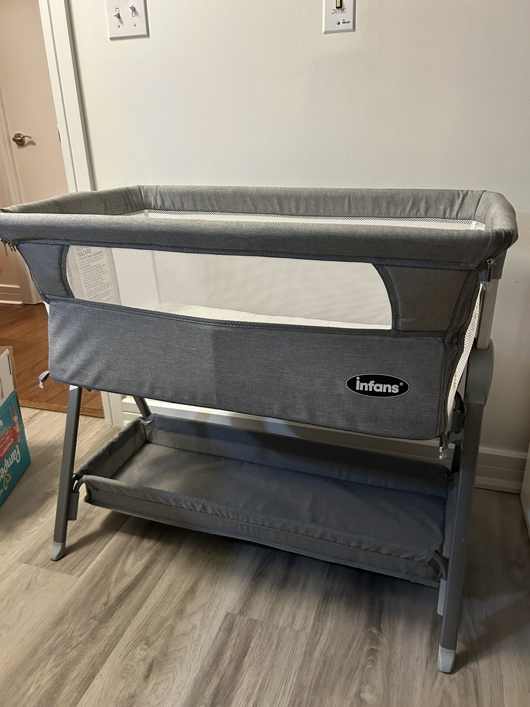 Infans Bassinet with Storage Shelf