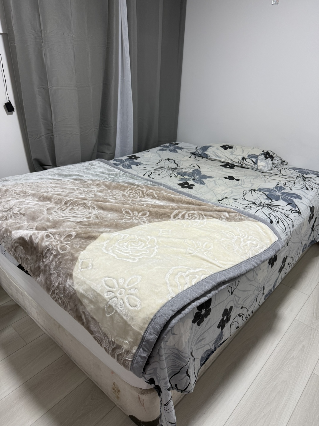 Queen size bed with spring