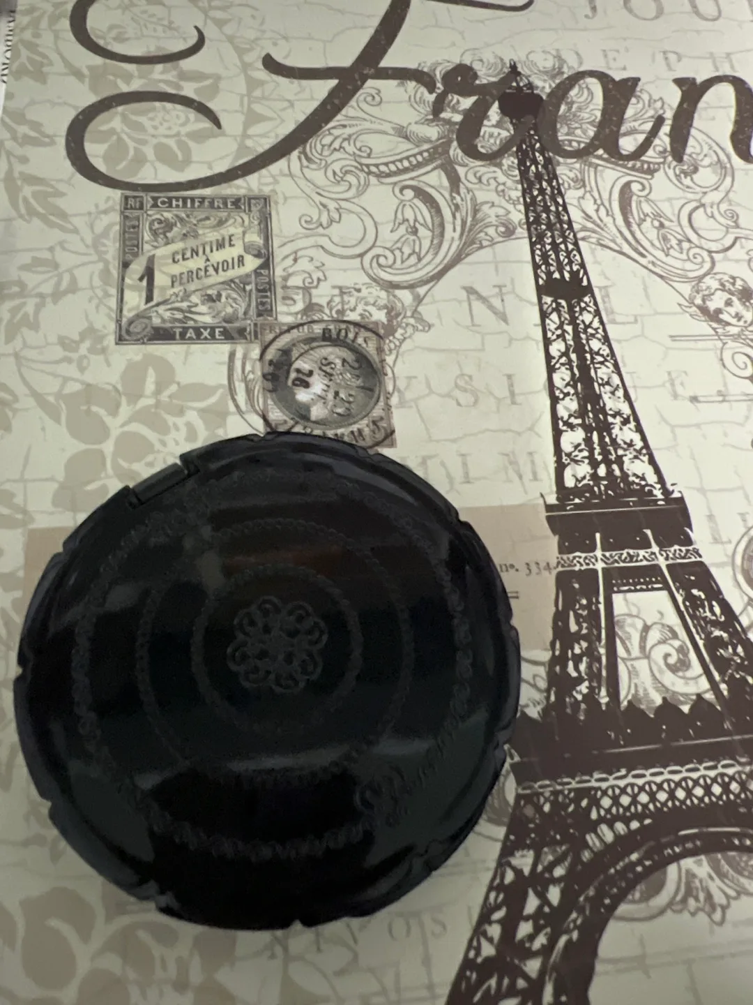 Black Compact Mirror with Filigree Design image indicator(3)