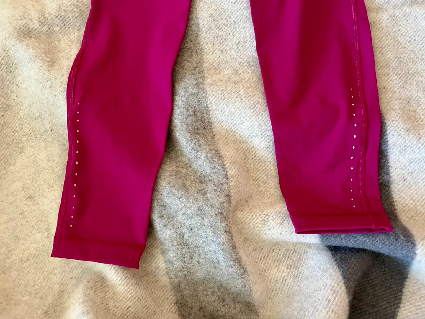 Lululemon Swift Speed HR 7/8 Tight - Size 8 - Magenta image indicator(3)