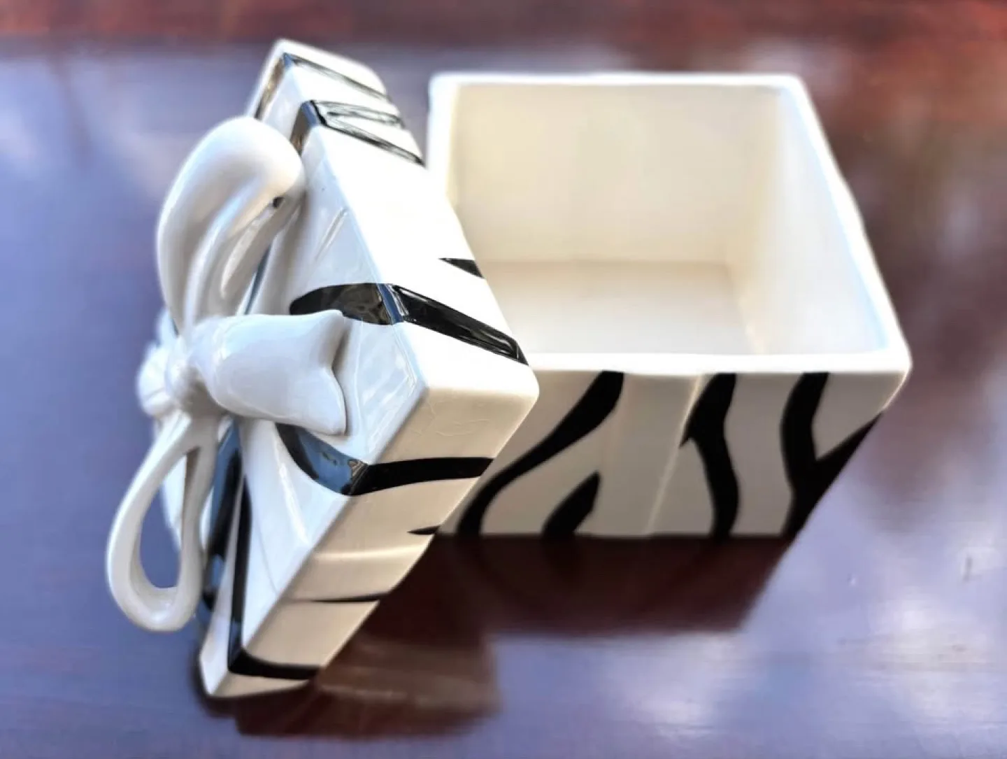 Vintage Dana Buchman Ceramic Decorative Gift Box Like New image indicator(5)