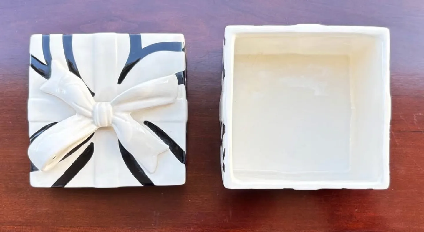 Vintage Dana Buchman Ceramic Decorative Gift Box Like New image indicator(7)