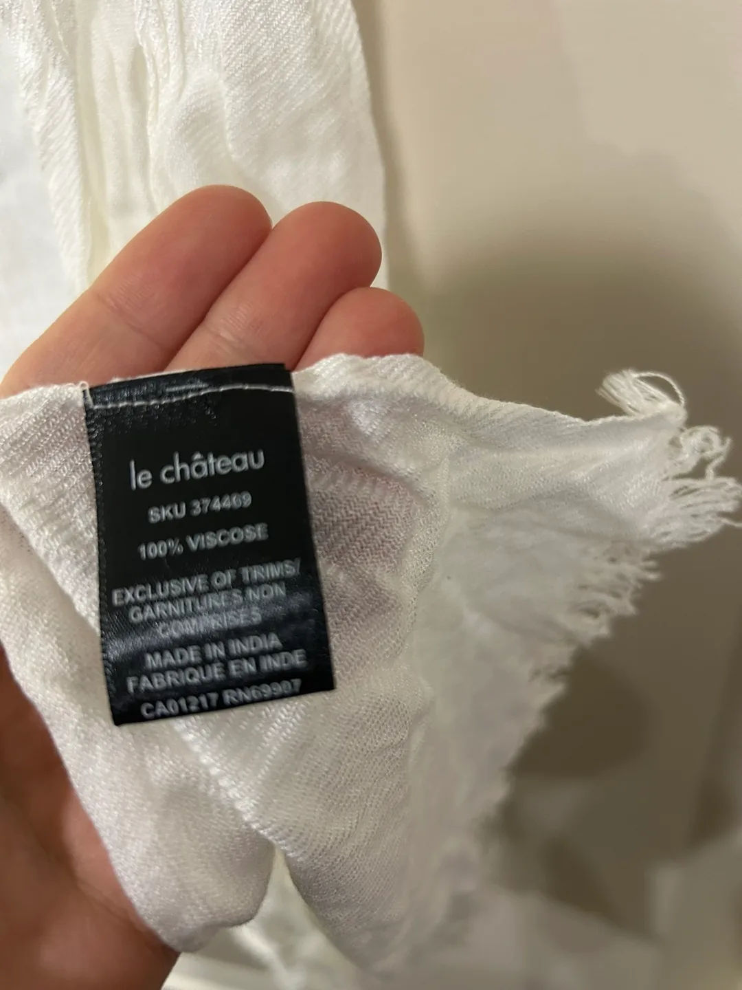 Le chateau white shawl , never worn image indicator(3)