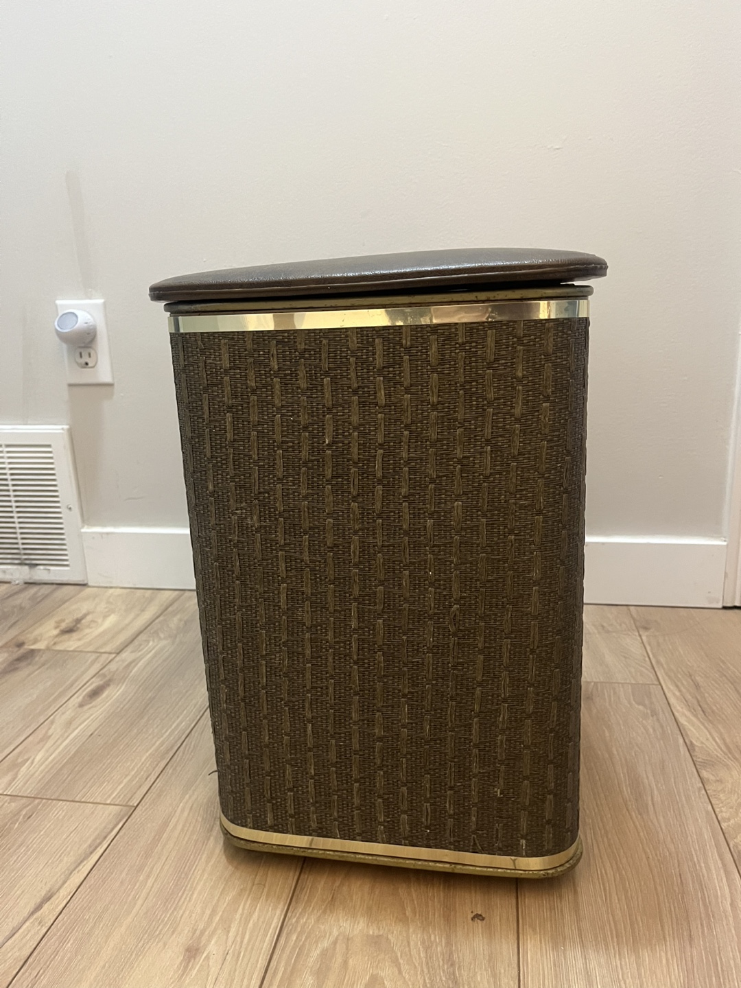 Vintage Small Brown Wicker Laundry Hamper/Storage - photo 3