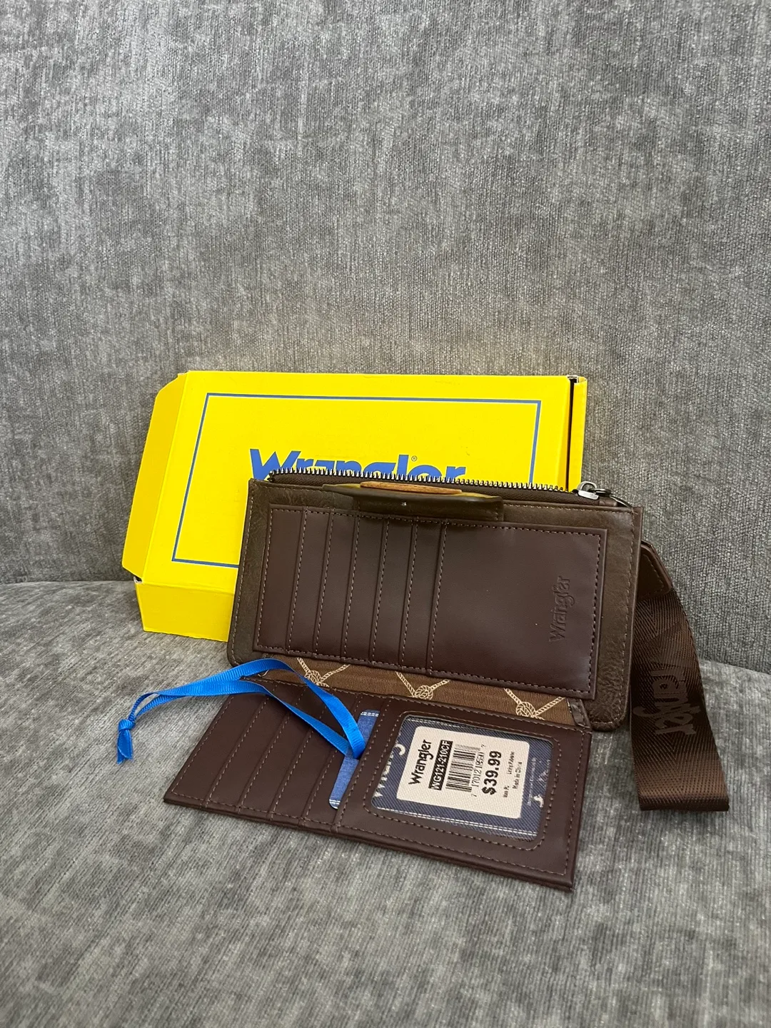 Brand New Wrangler Brown Leather Wallet with Wrist Strap image indicator(4)