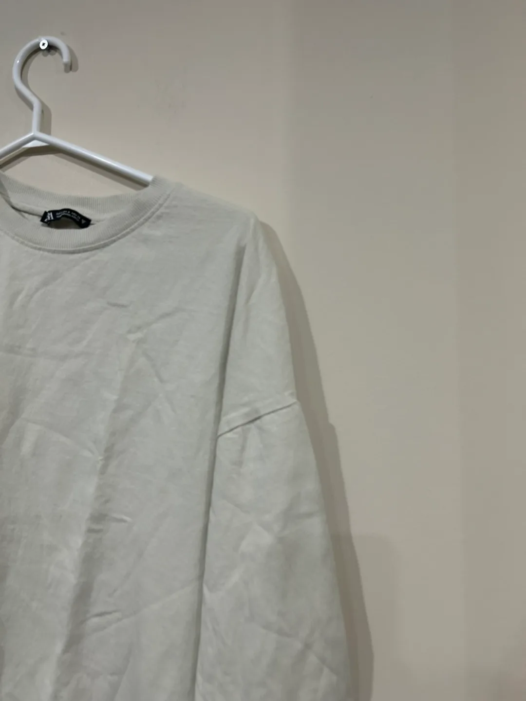 Zara beige oversized tee size small, can fit med image indicator(2)