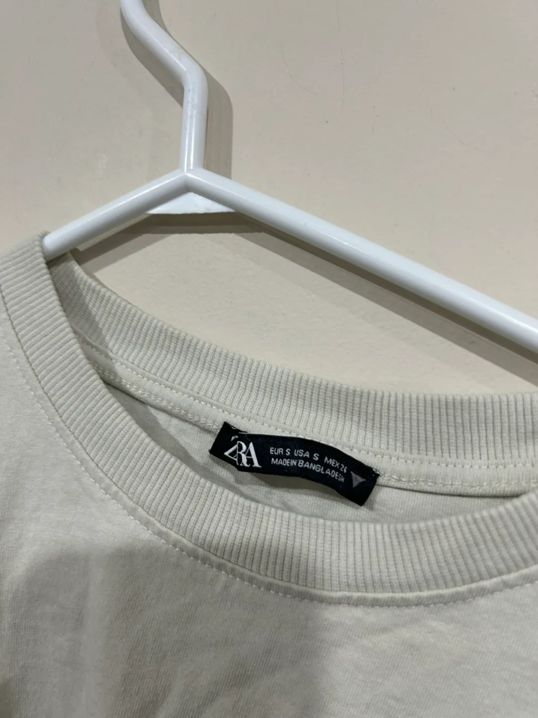 Zara beige oversized tee size small, can fit med image indicator(3)