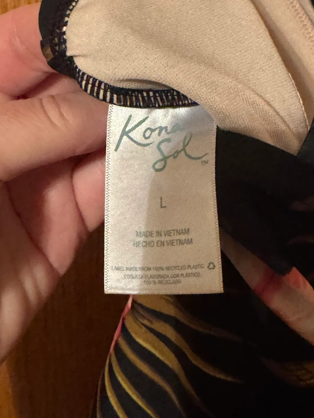 Size Large Swimsuit tops image indicator(3)