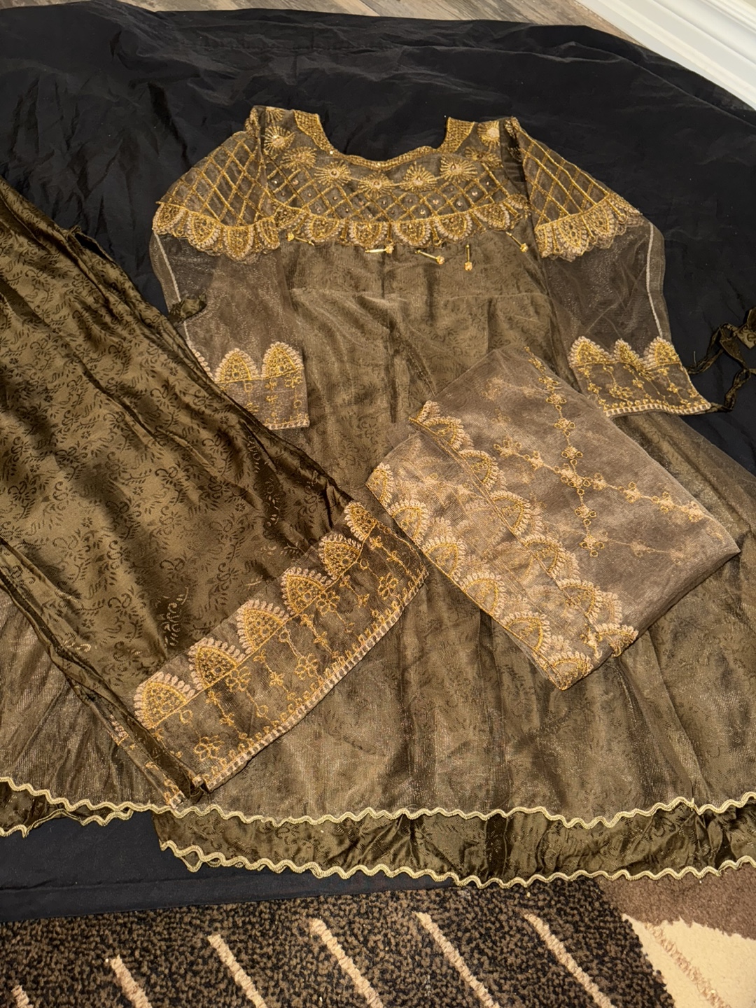 Three Shalwar Kameez Suits and Dupatta - photo 4