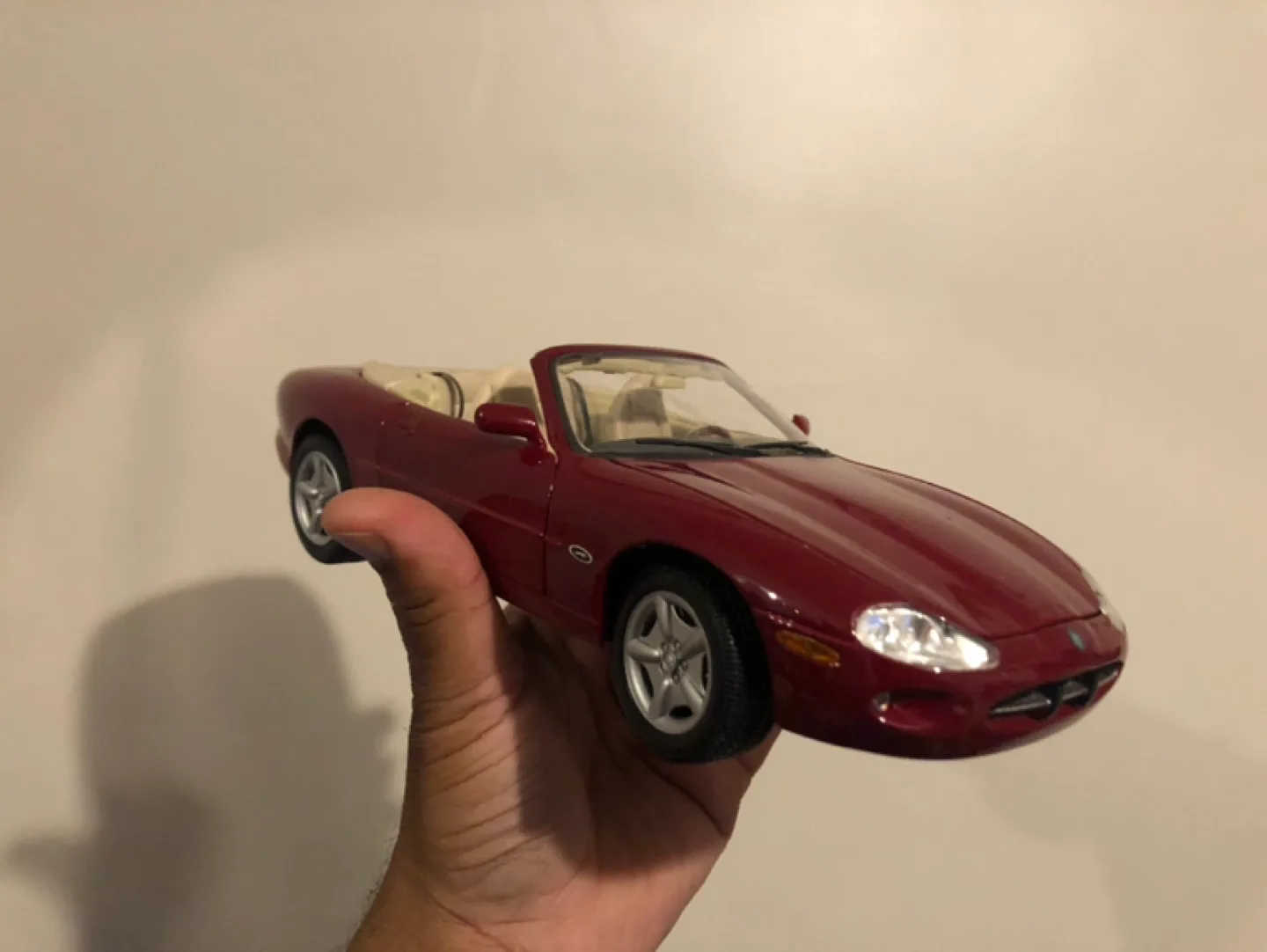 1:18 Scale Jaguar XK8 Convertible Model Car image indicator(2)