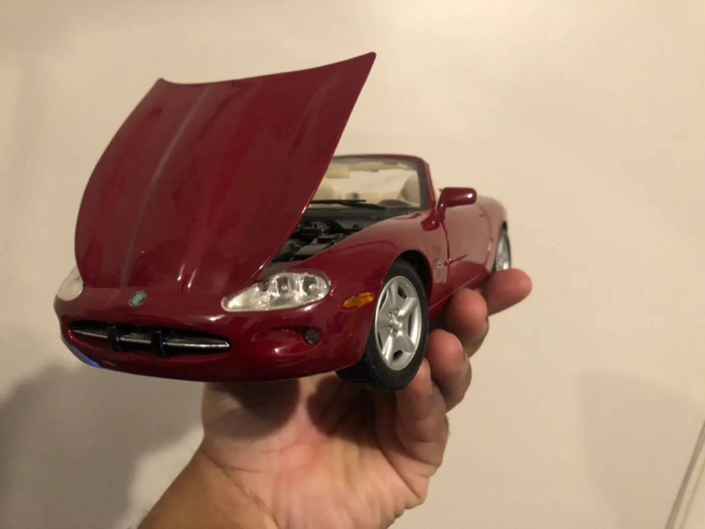 1:18 Scale Jaguar XK8 Convertible Model Car image indicator(4)