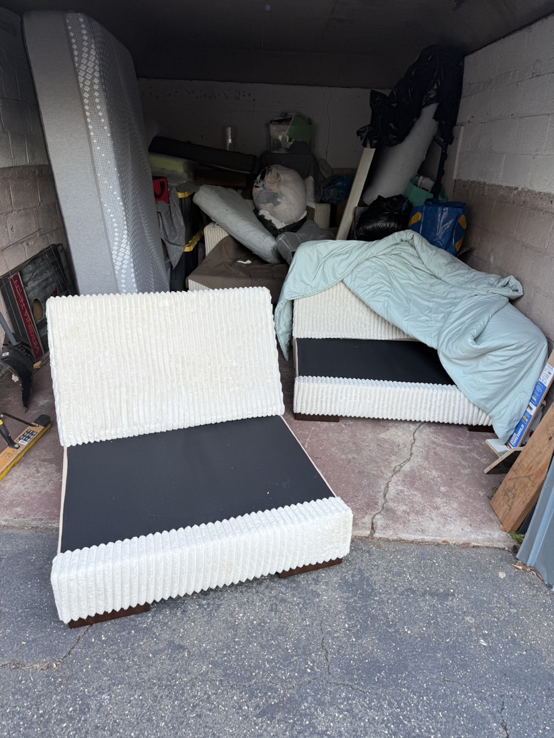 Pair of Cream Corduroy Chaise Lounges - photo 3