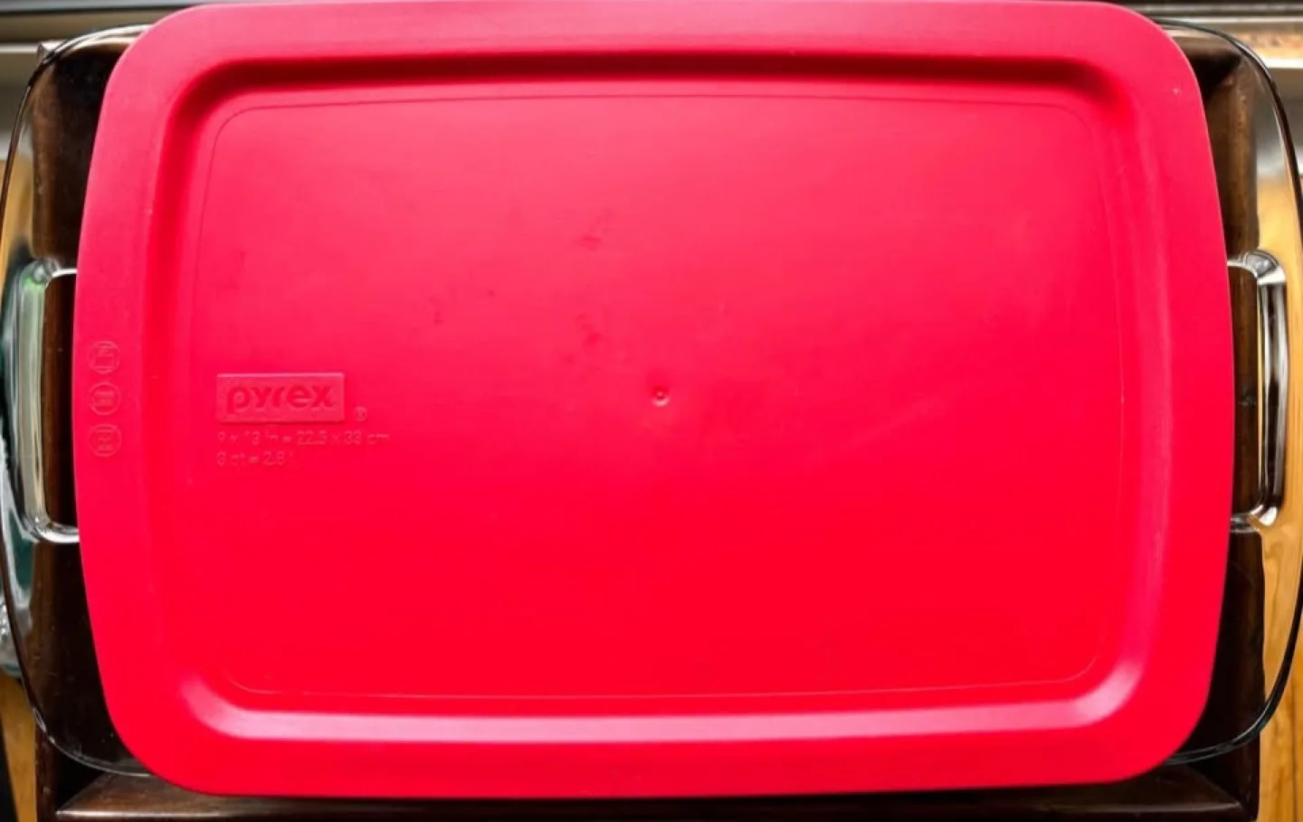 Pyrex Rectangle Bakeware with Red Lid, 3 Qt image indicator(5)