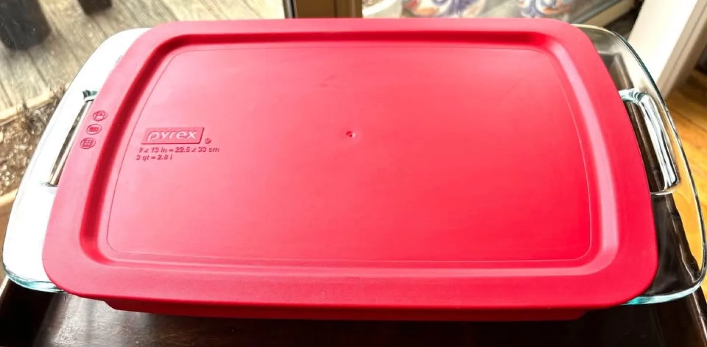 Pyrex Rectangle Bakeware with Red Lid, 3 Qt image indicator(2)
