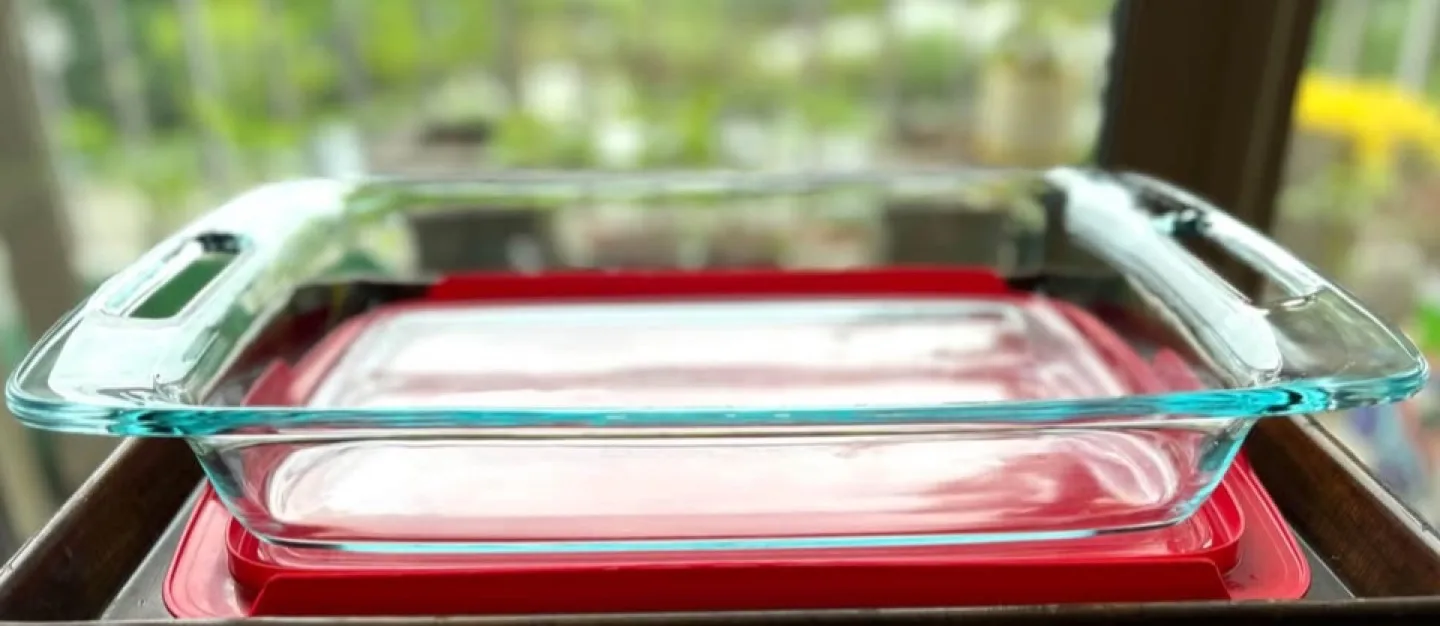 Pyrex Rectangle Bakeware with Red Lid, 3 Qt image indicator(4)