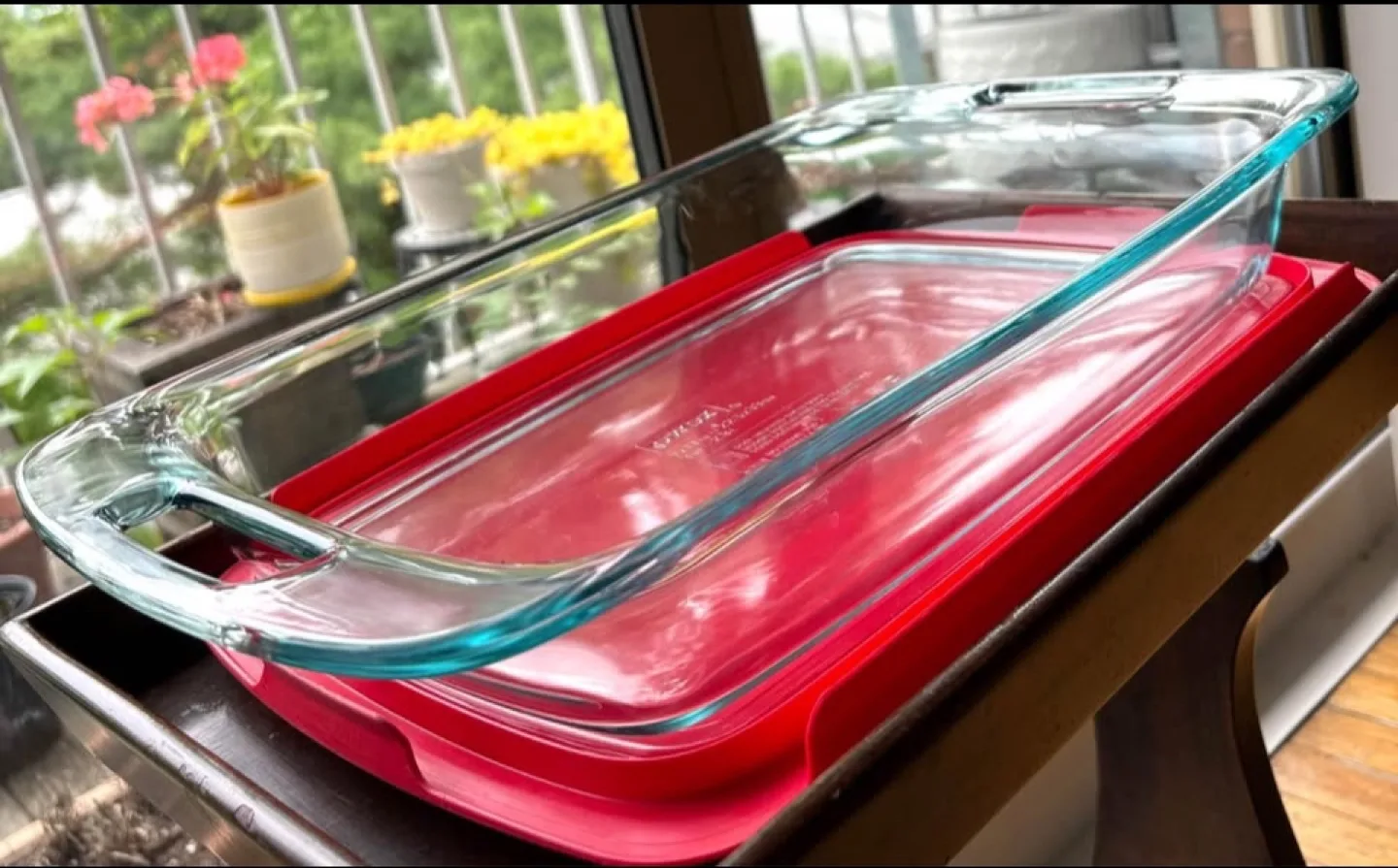 Pyrex Rectangle Bakeware with Red Lid, 3 Qt image indicator(3)