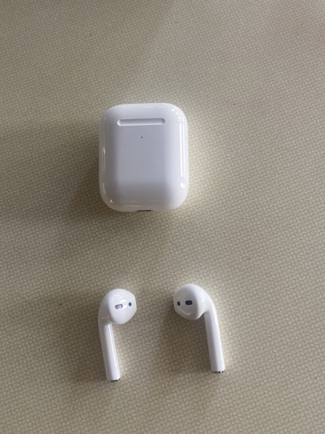 Apple AirPods with Charging Case - photo 3