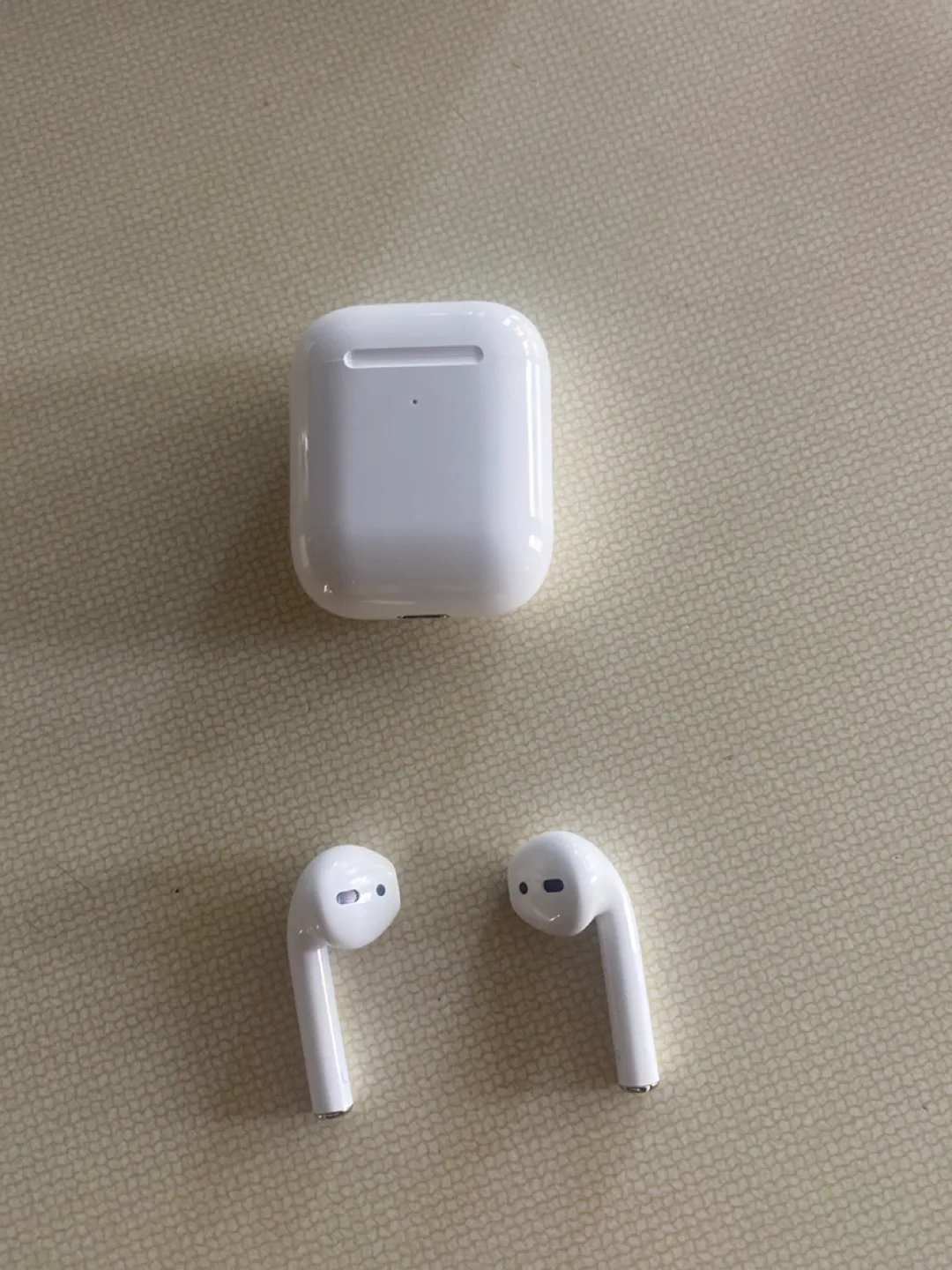 Apple AirPods with Charging Case image indicator(3)