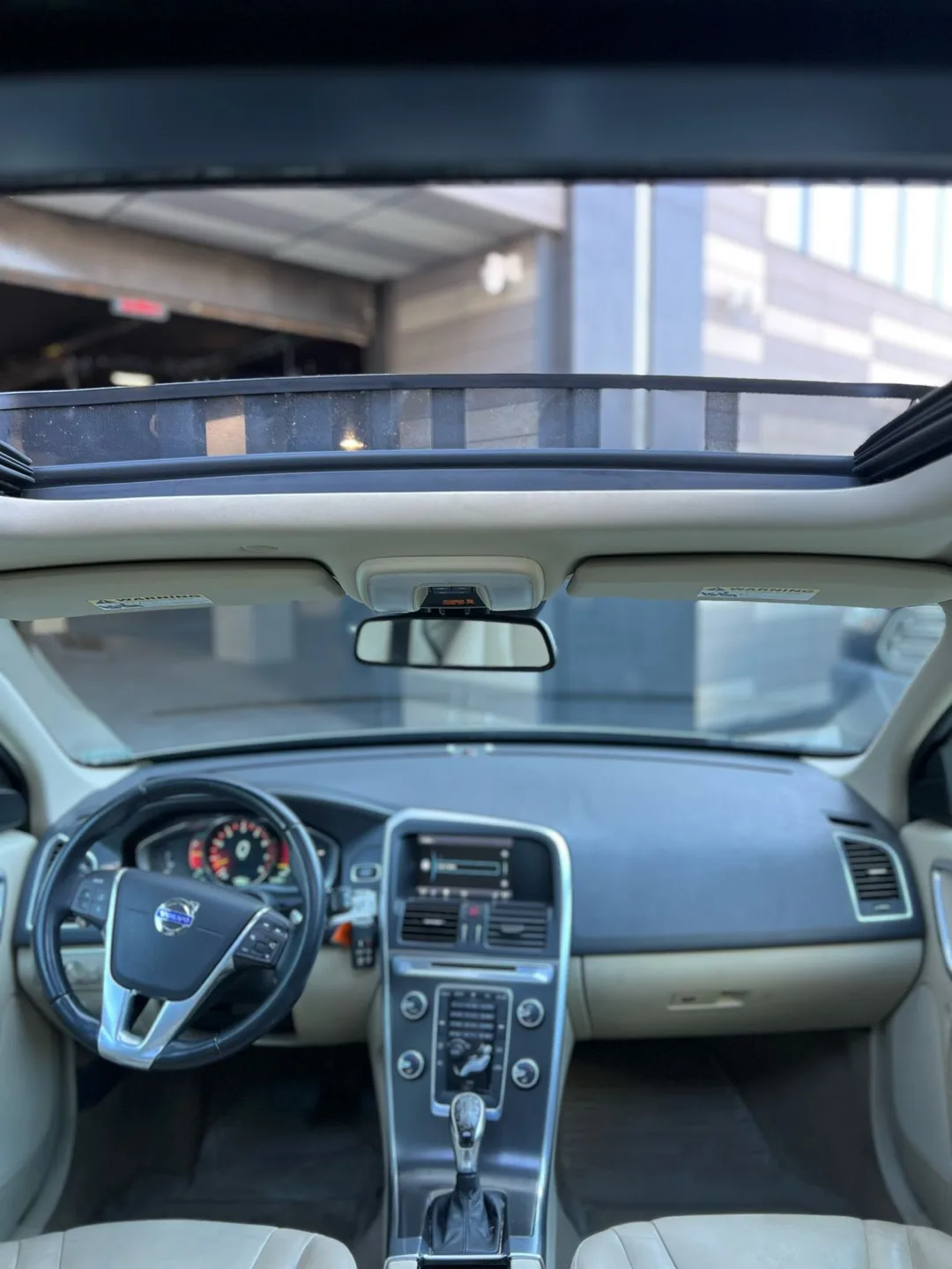 2015 Volvo XC60 SUV image indicator(6)