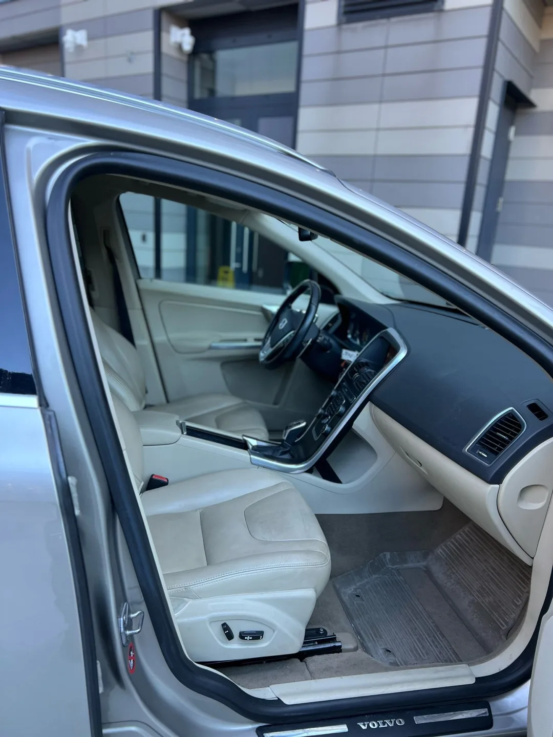 2015 Volvo XC60 SUV image indicator(5)