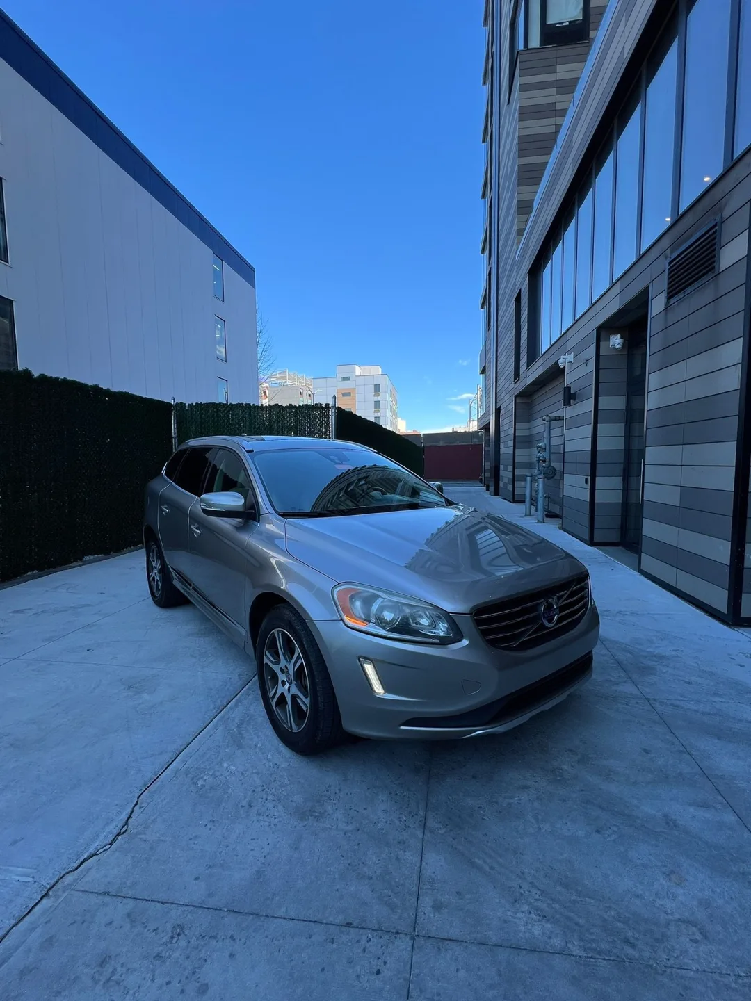 2015 Volvo XC60 SUV image indicator(2)