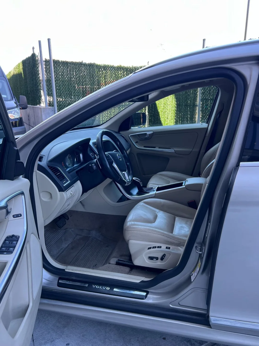 2015 Volvo XC60 SUV image indicator(4)