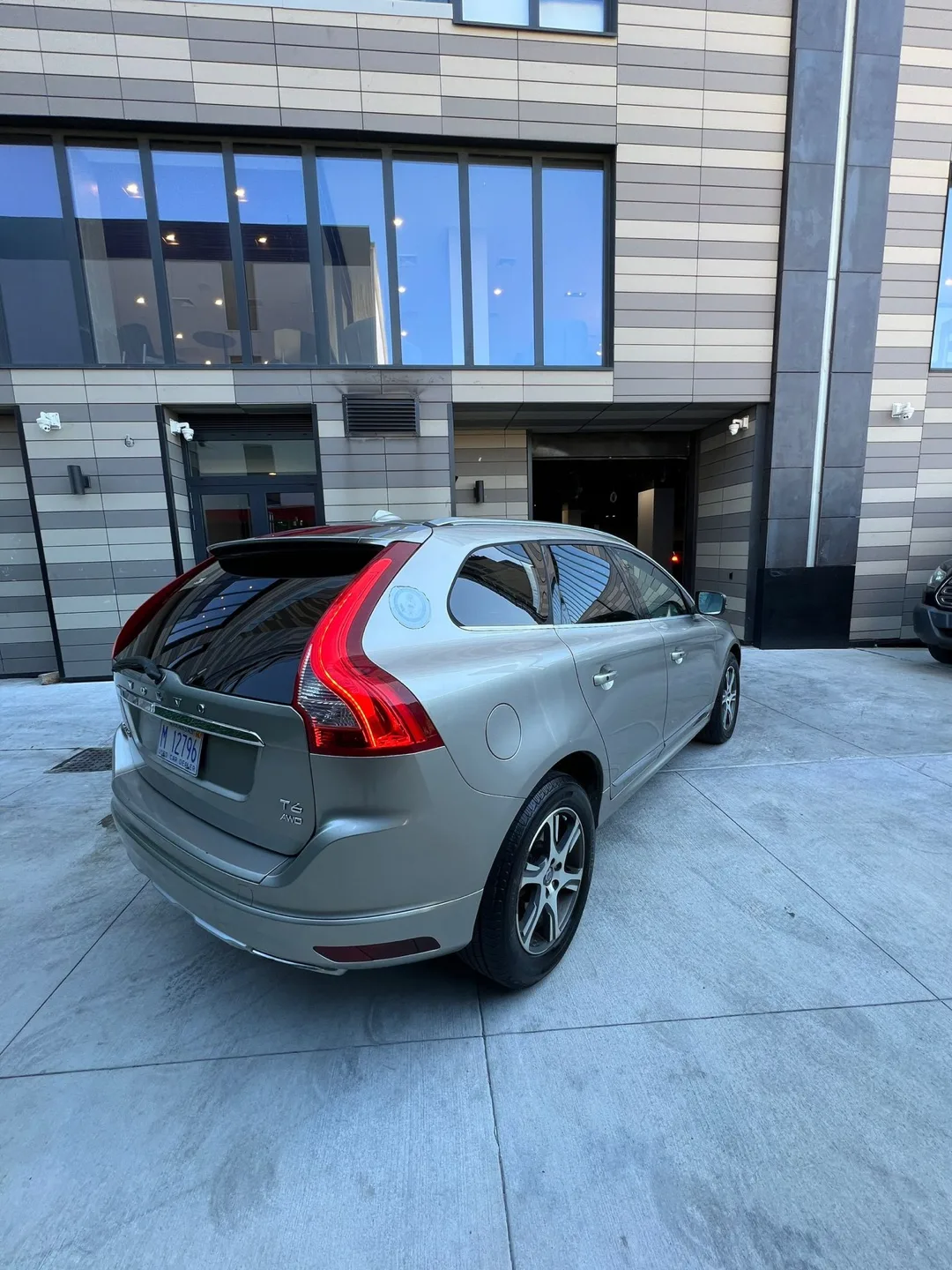 2015 Volvo XC60 SUV image indicator(9)