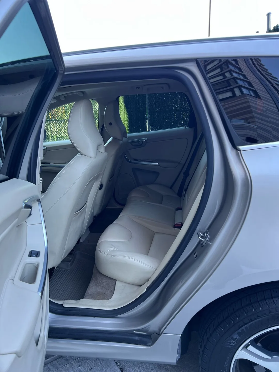 2015 Volvo XC60 SUV image indicator(7)