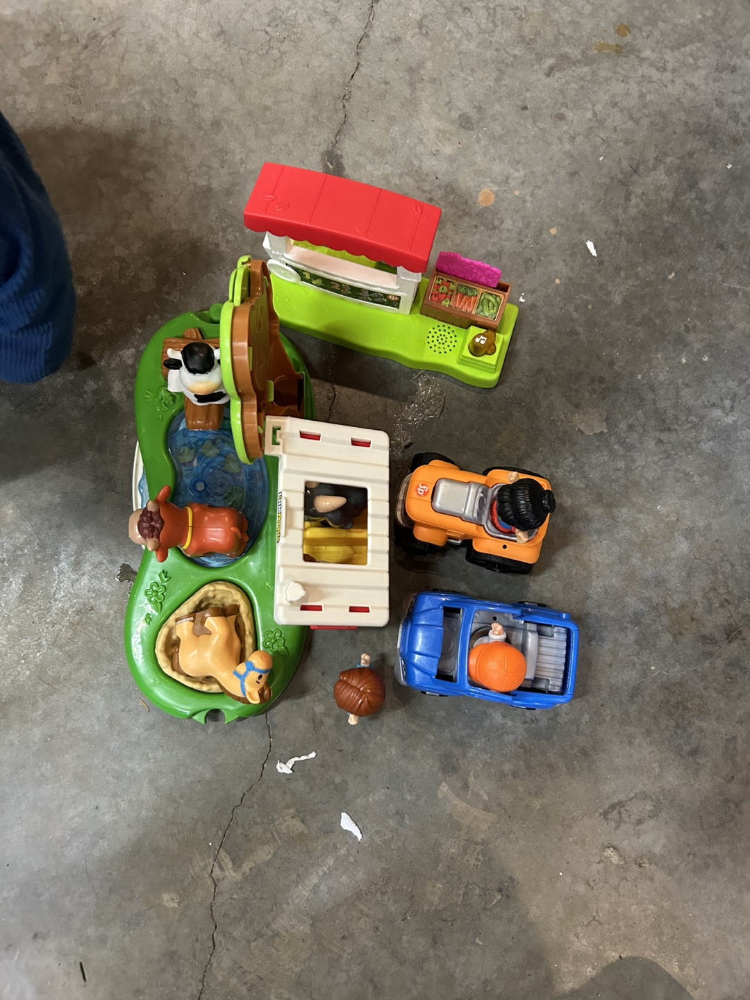 Fisher-Price Little People Farm Playset with Vehicles - photo 2