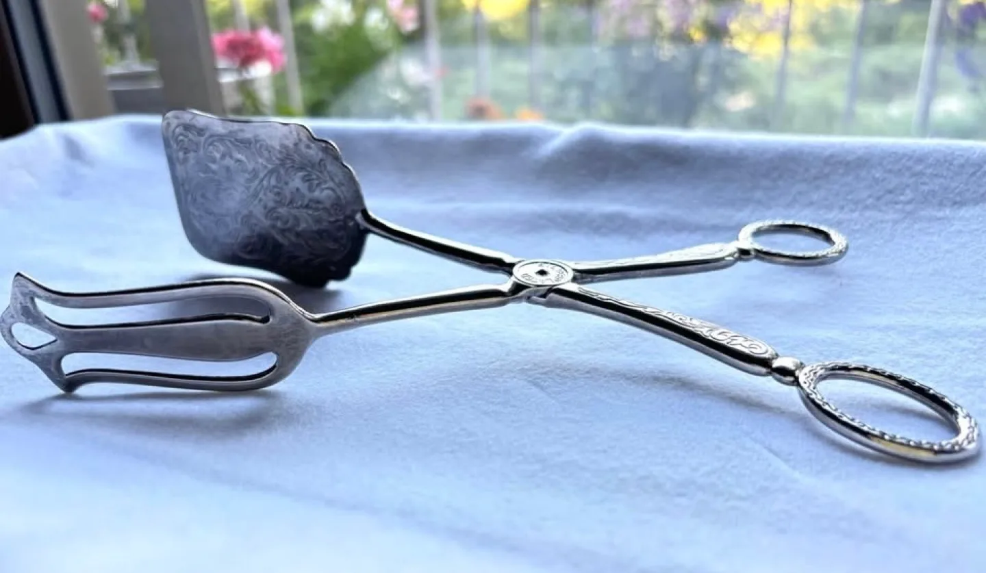 Vintage Silver-Plated Scissor Serving Tongs image indicator(2)