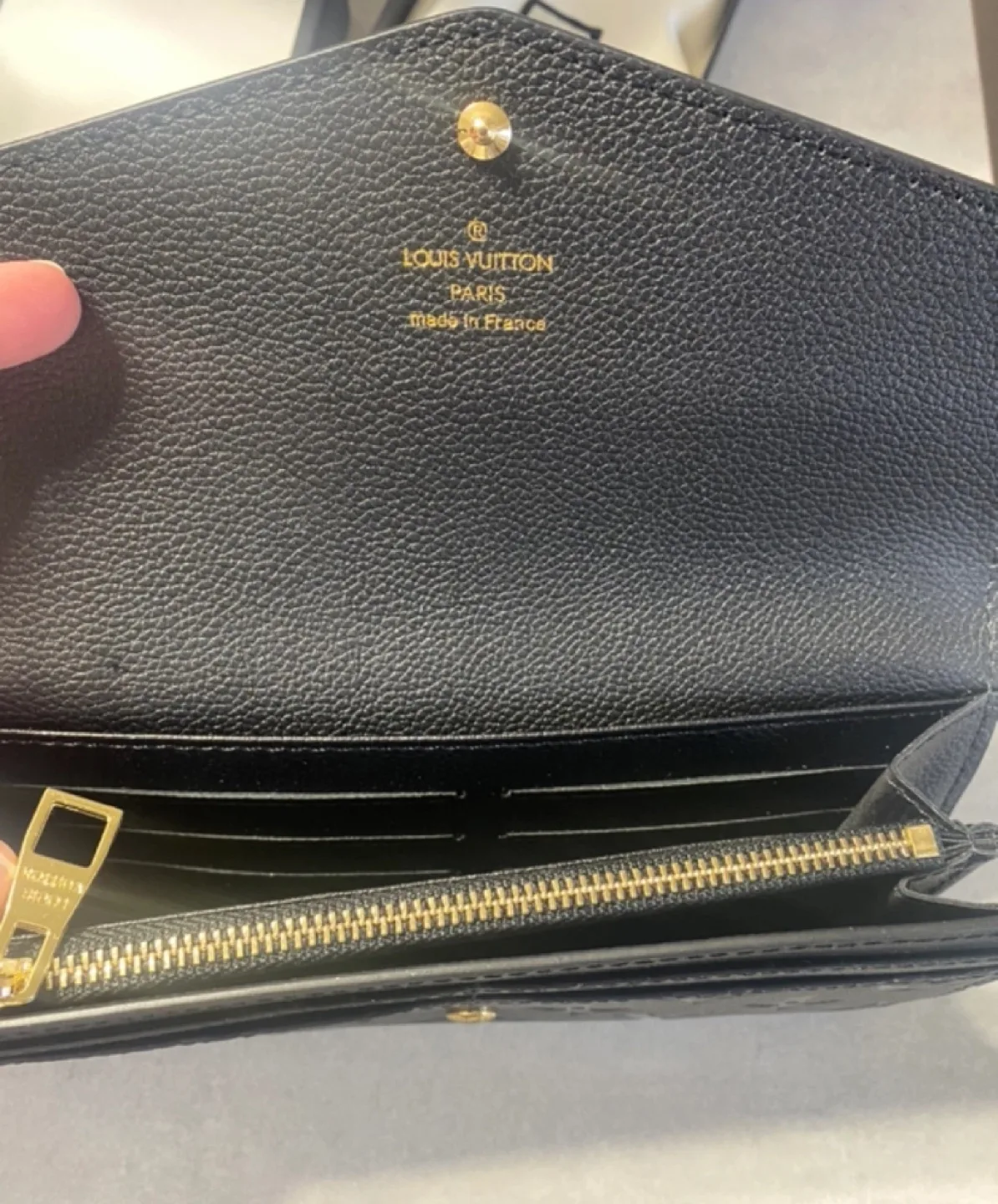 Women’s black wallet image indicator(3)