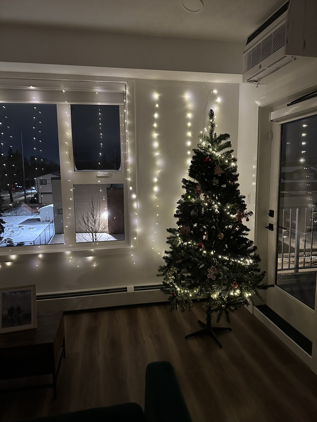 Christmas tree with ornaments and a string of lights like NEW - photo 2