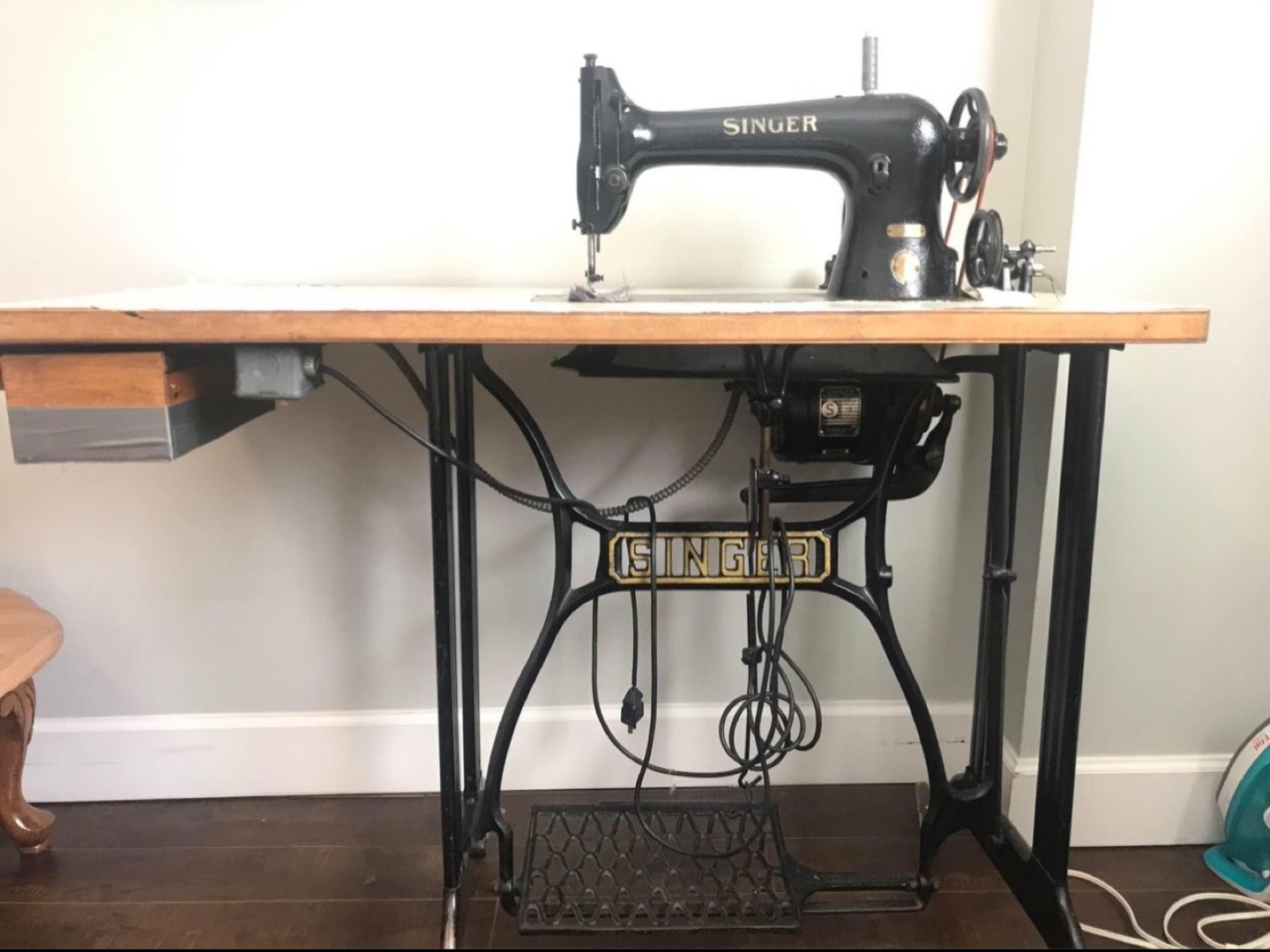 Vintage Singer Sewing Machine with Table