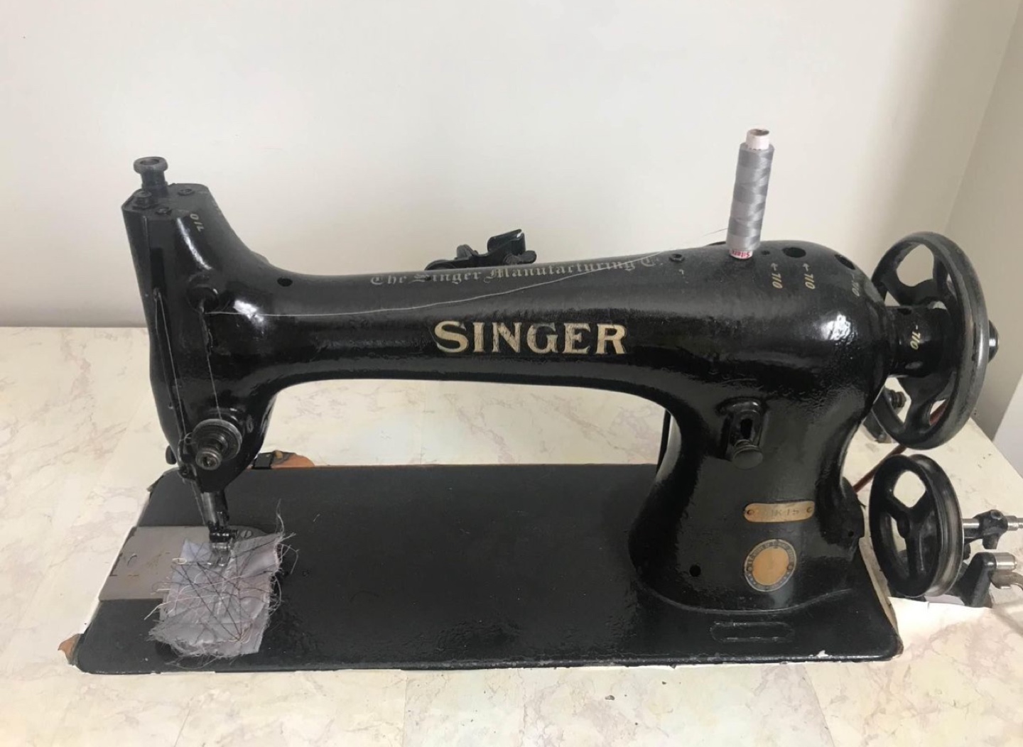 Vintage Singer Sewing Machine with Table - photo 2