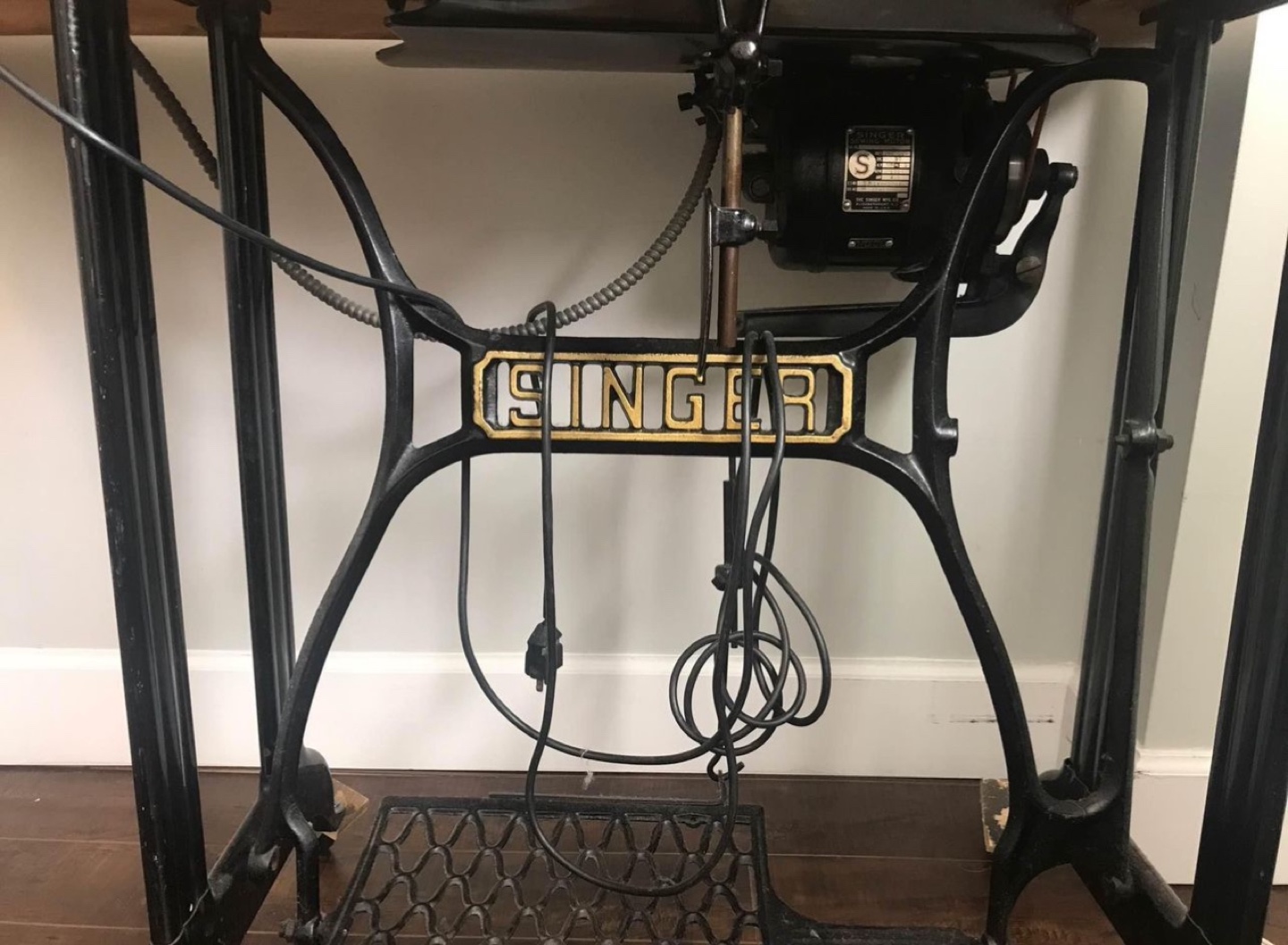 Vintage Singer Sewing Machine with Table - photo 3