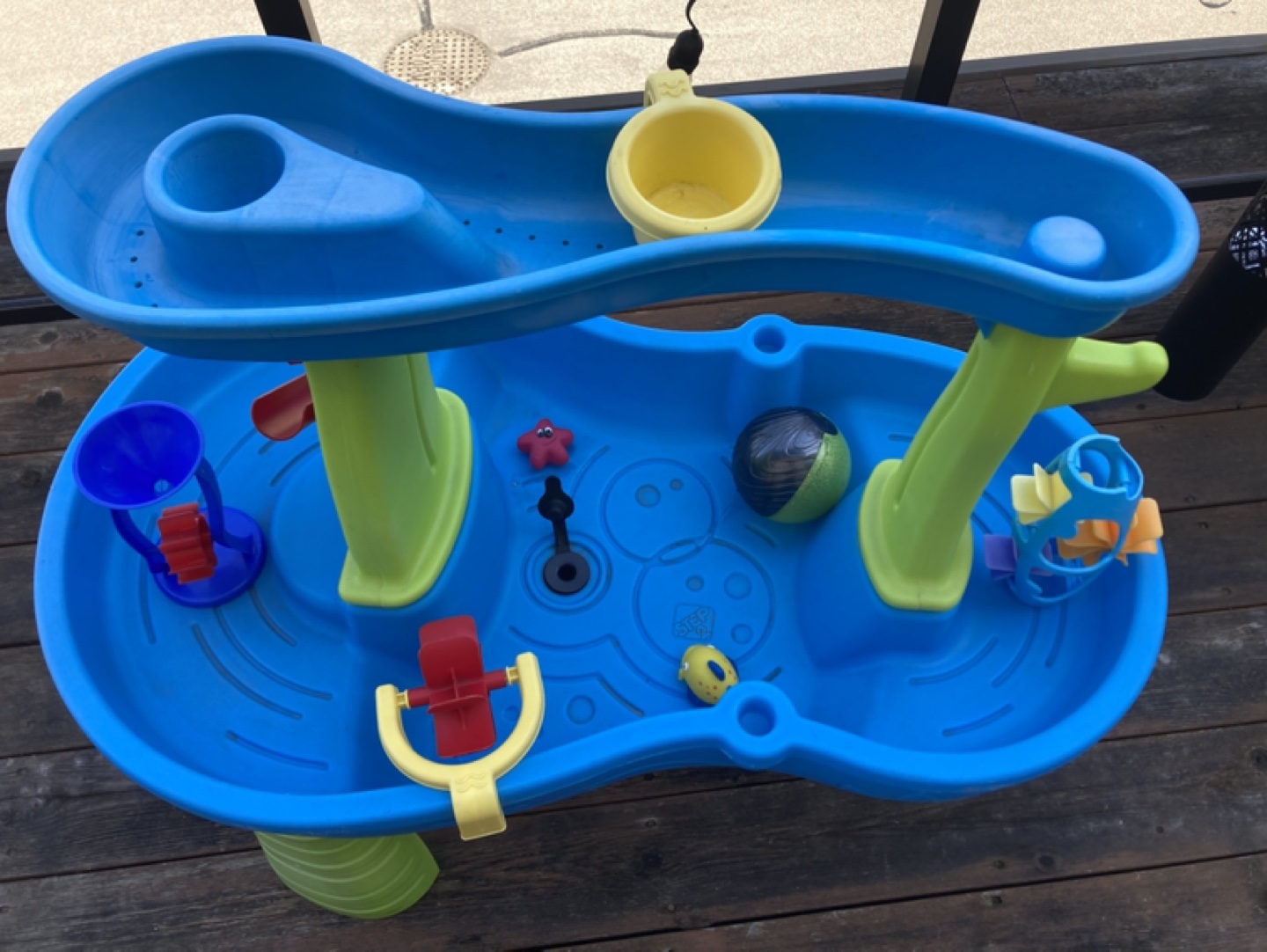 Water table with accessories