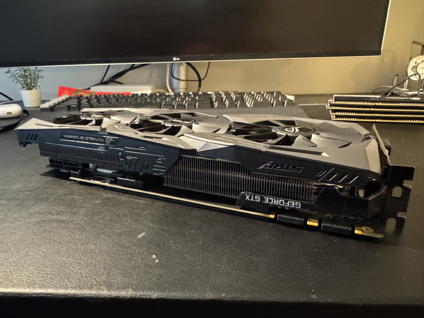ASUS ROG STRIX GTX 1080ti 11GB OC - photo 4
