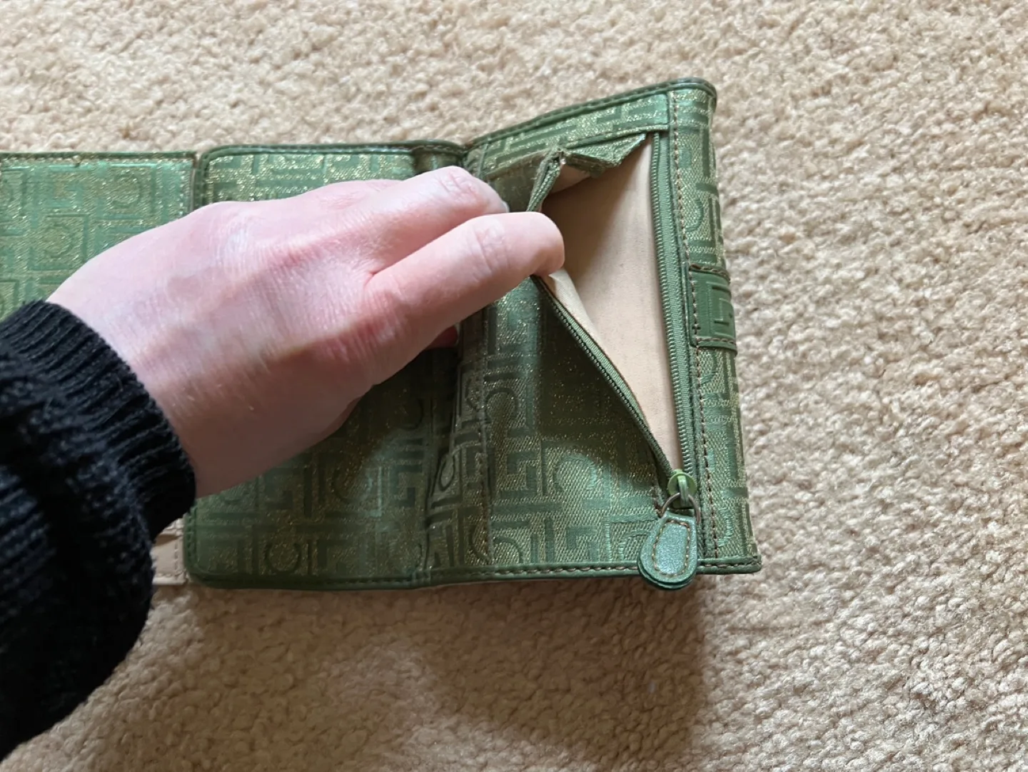 Liz Claiborne Green Wallet image indicator(8)