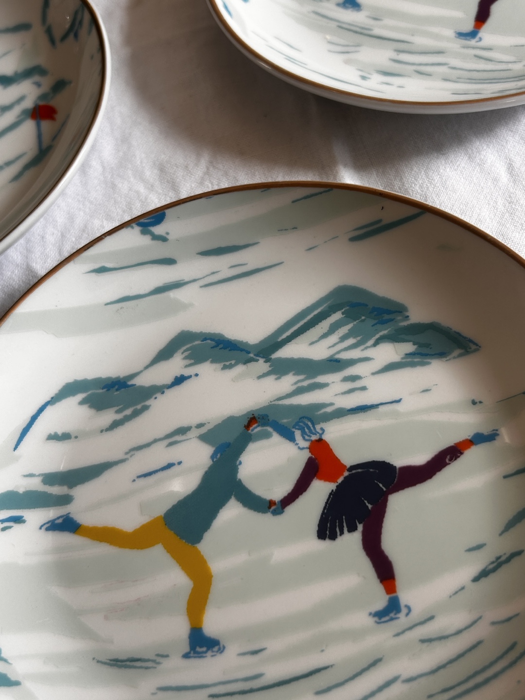 Set of 4 Anthropologie Winter Sports Dessert Plates - photo 3