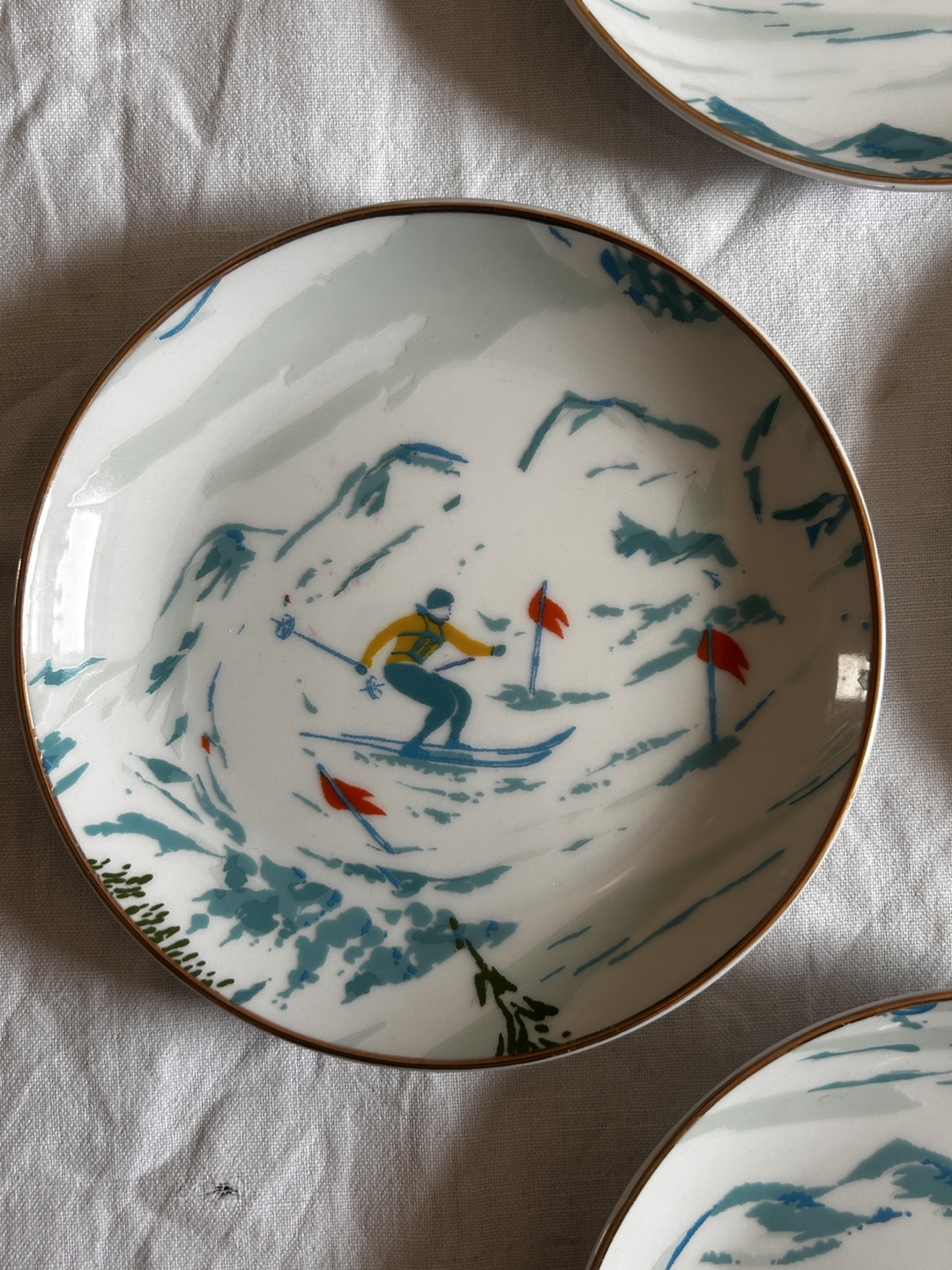 Set of 4 Anthropologie Winter Sports Dessert Plates - photo 5