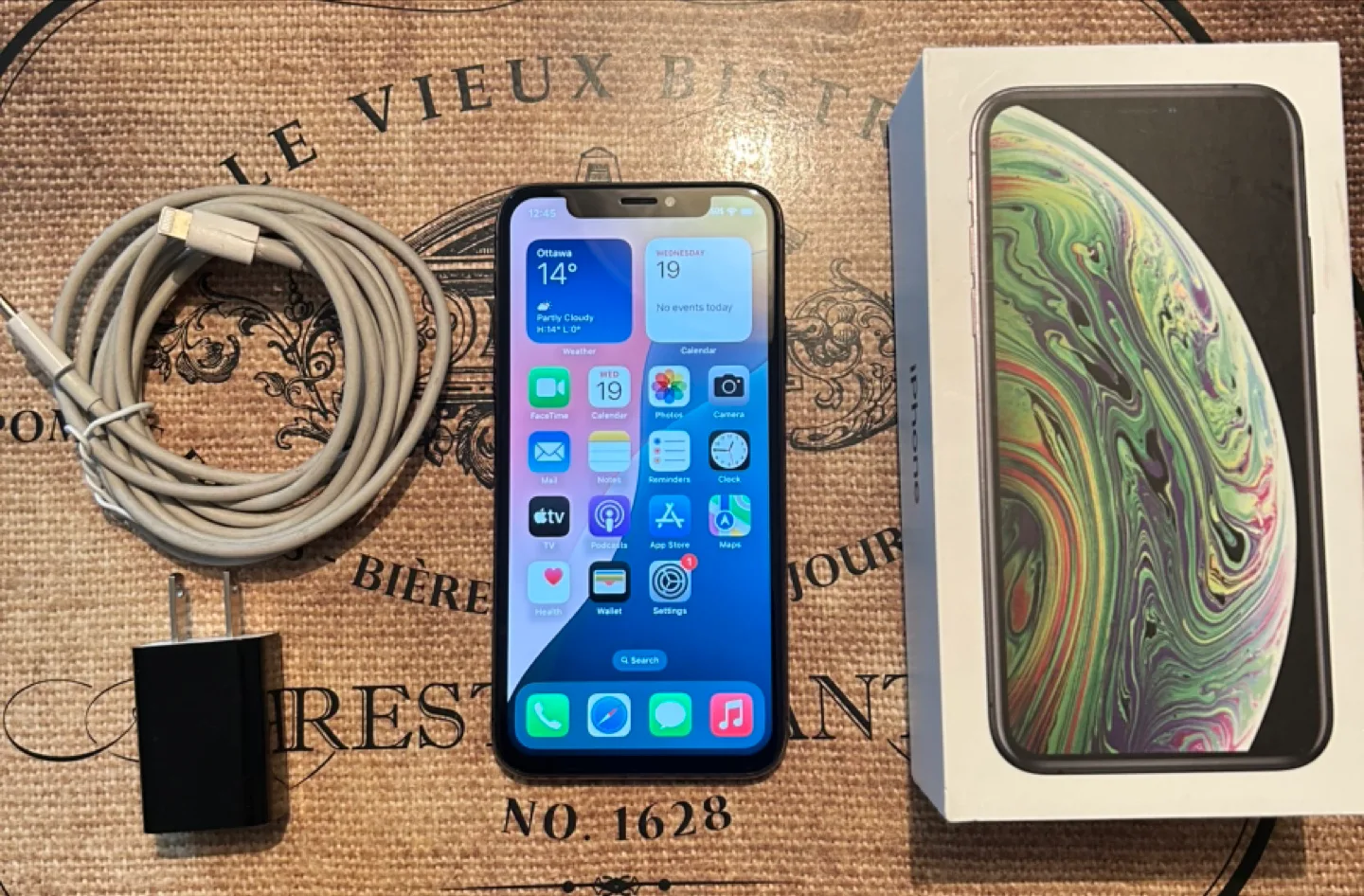 (88%) iPhone XS 256GB-Unlocked-Excellent+Accessories. thumbnail