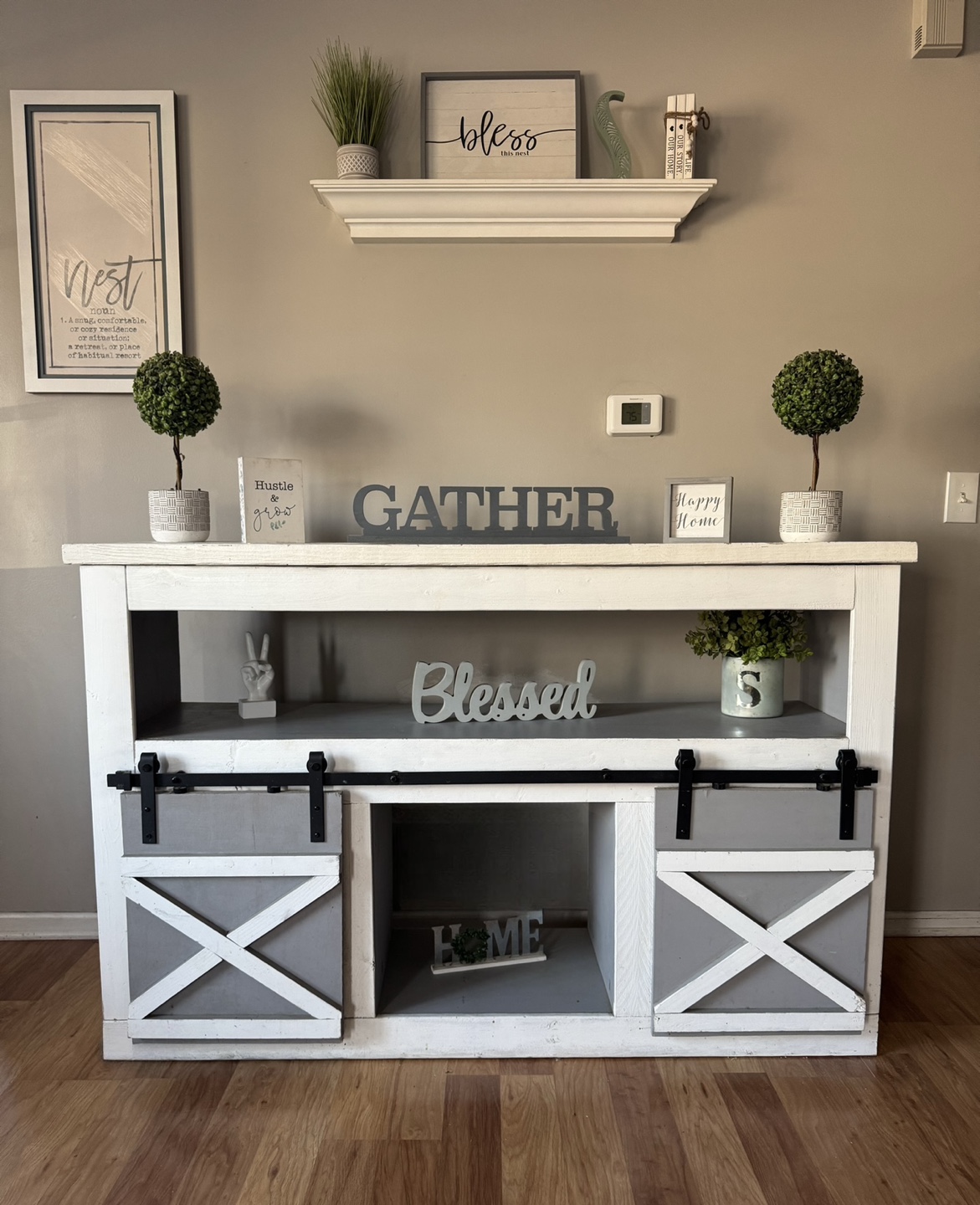 ✨Gorgeous solid wood tv stand✨
