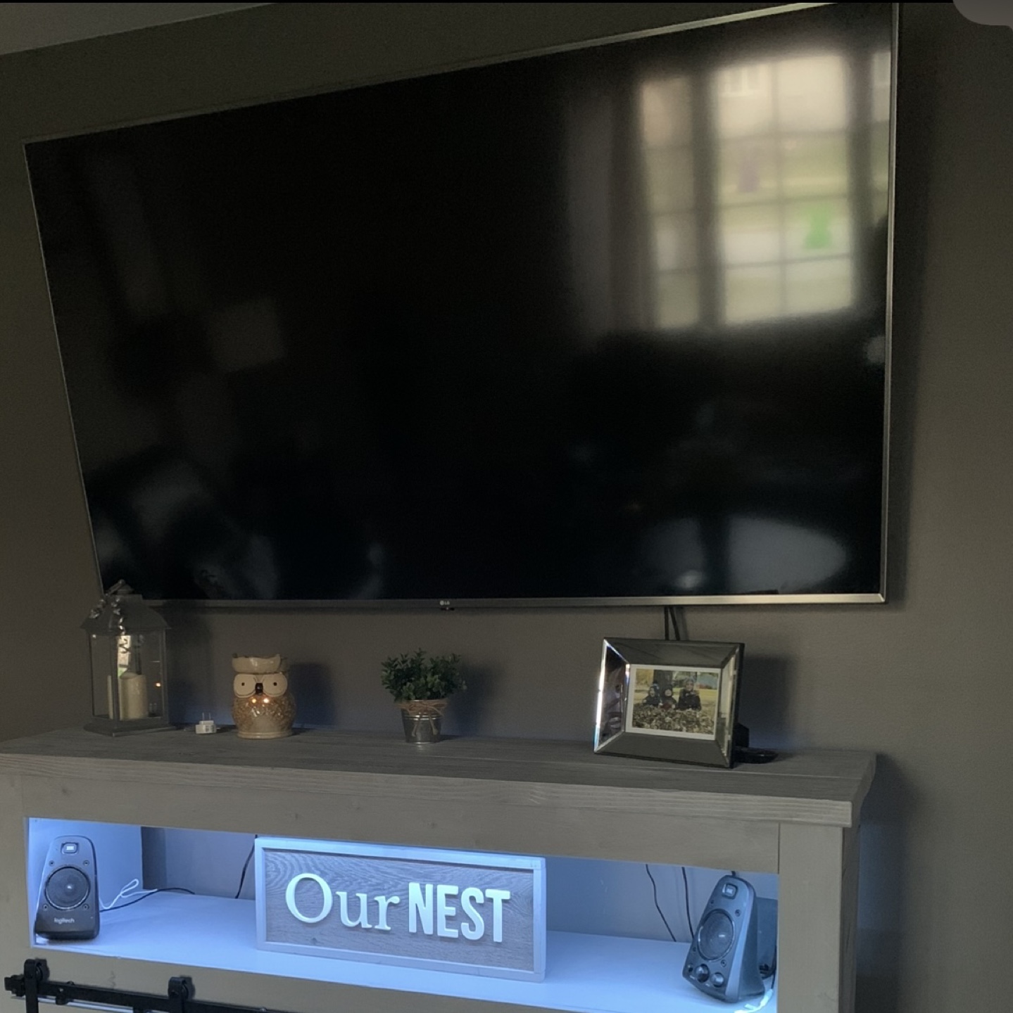 ✨LG 70 inch tv with mount✨