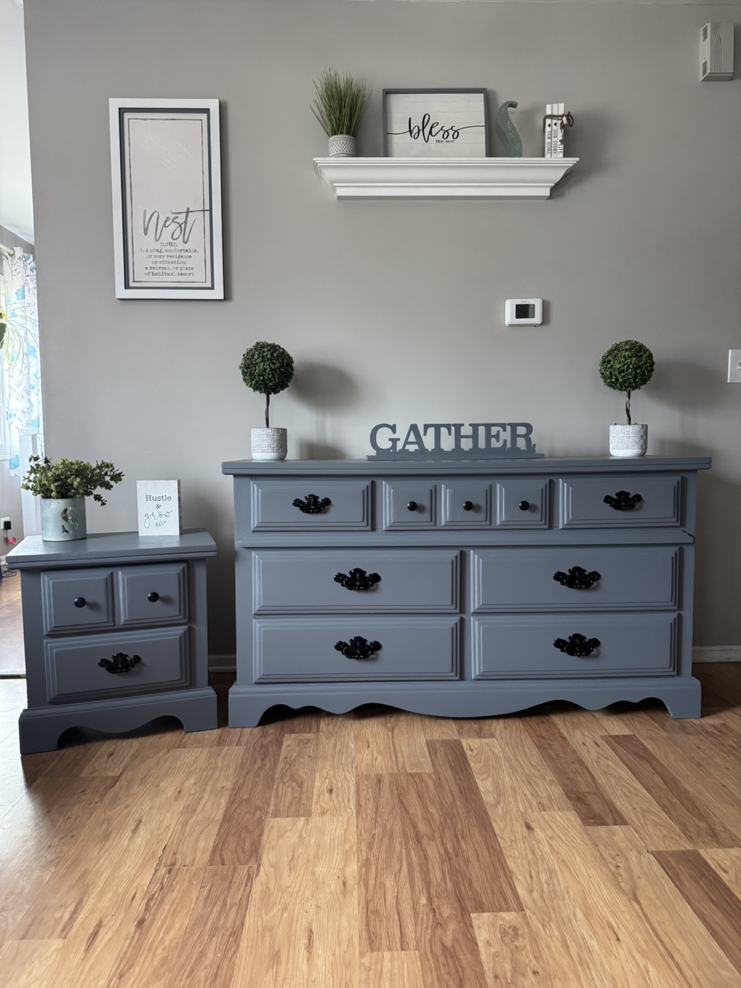 ✨🩶🩶Beautiful solid wood dresser & nightstand🩶🩶✨