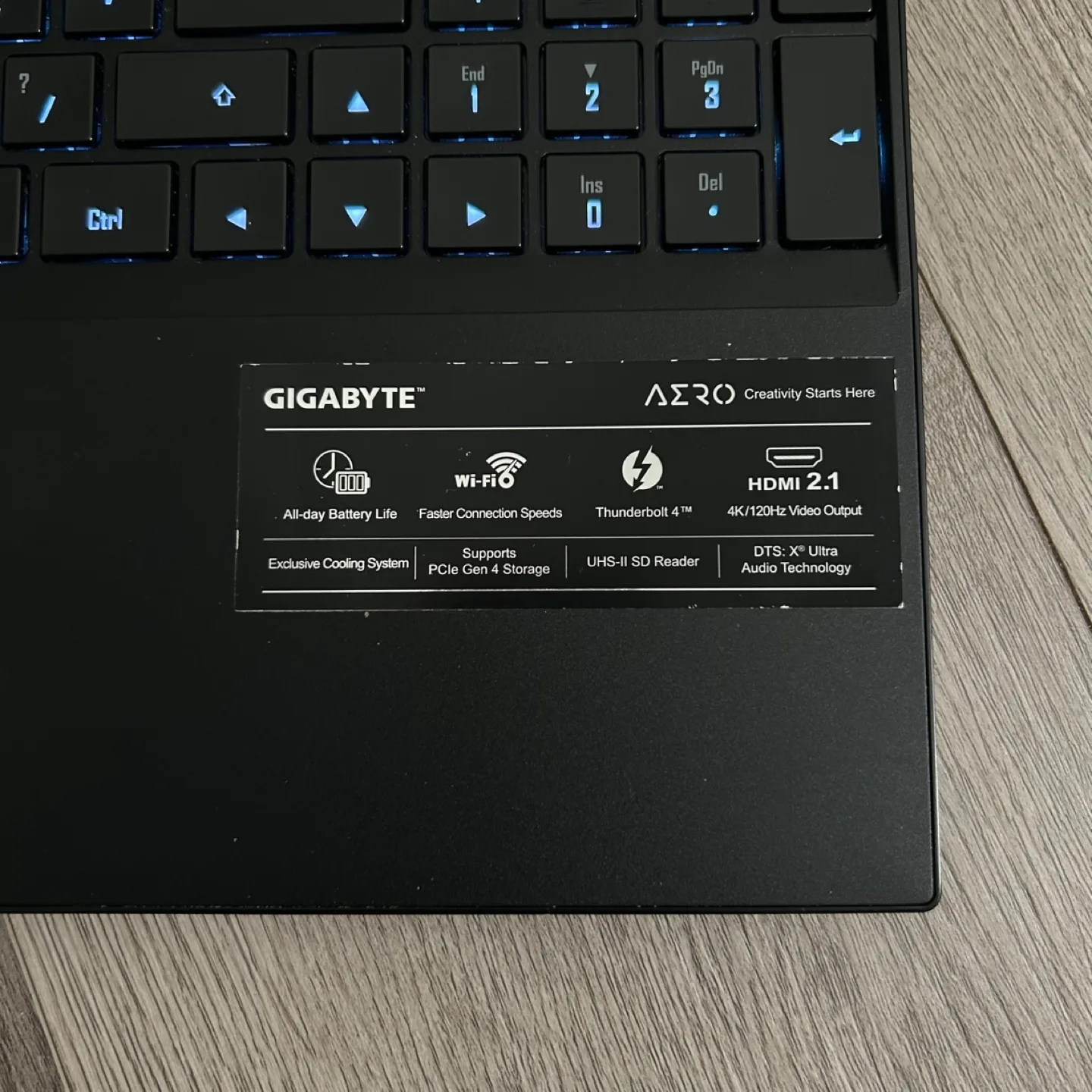 4K AMOLED Gigabyte Aero 15 RTX 3060 Laptop image indicator(4)
