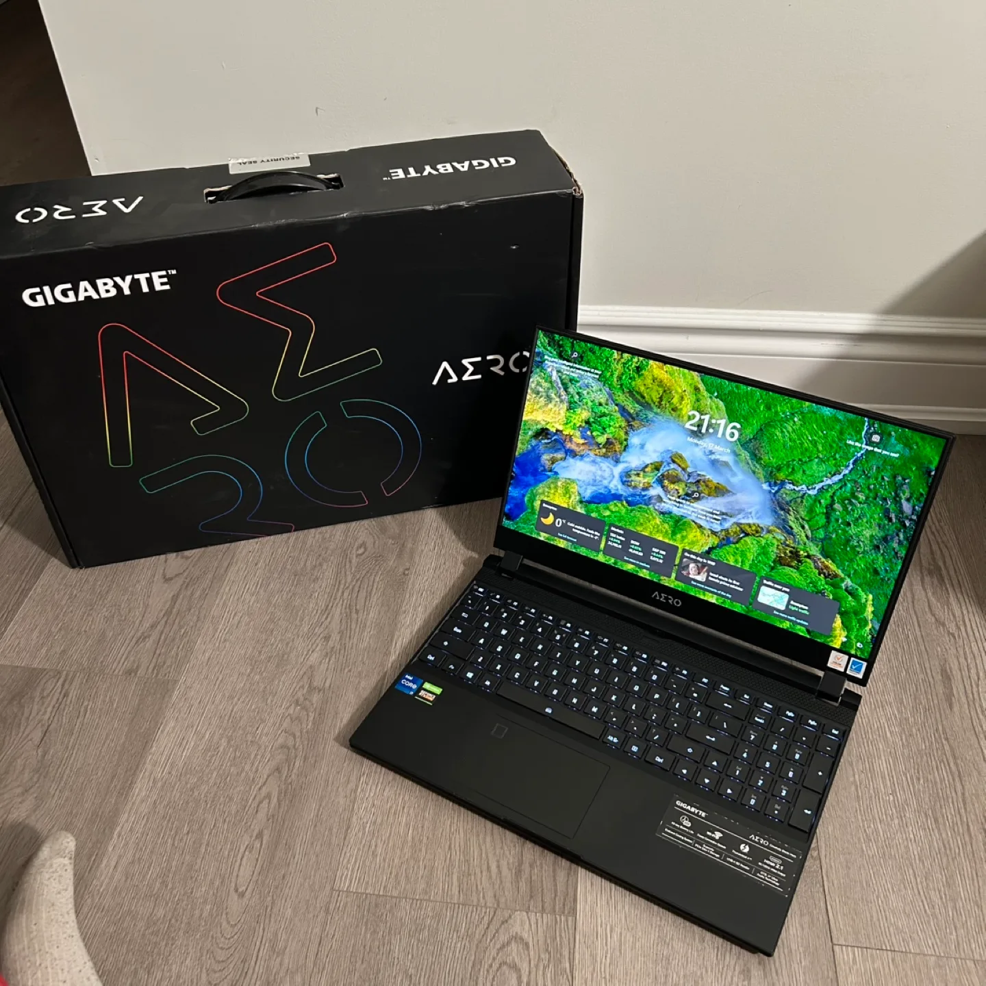 4K AMOLED Gigabyte Aero 15 RTX 3060 Laptop image indicator(2)