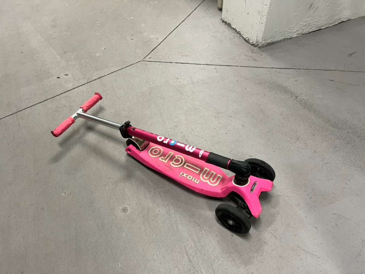 Pink Micro Maxi Scooter & Nutcase Helmet image indicator(5)